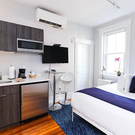 A Stylish Stay W/ A Queen Bed, Heated Floors.. #36 Brookline Luaran gambar