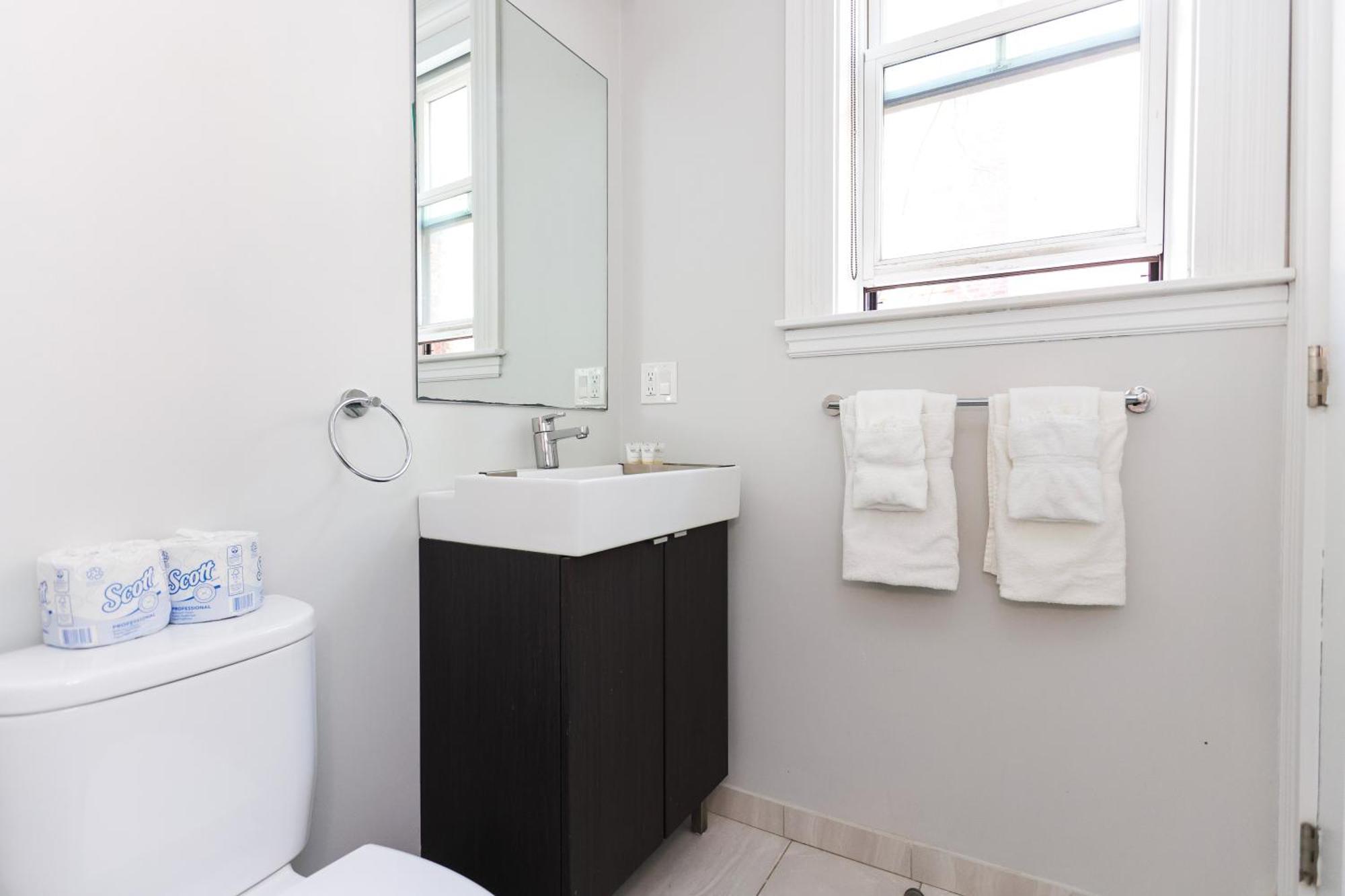 A Stylish Stay W/ A Queen Bed, Heated Floors.. #36 Brookline Luaran gambar