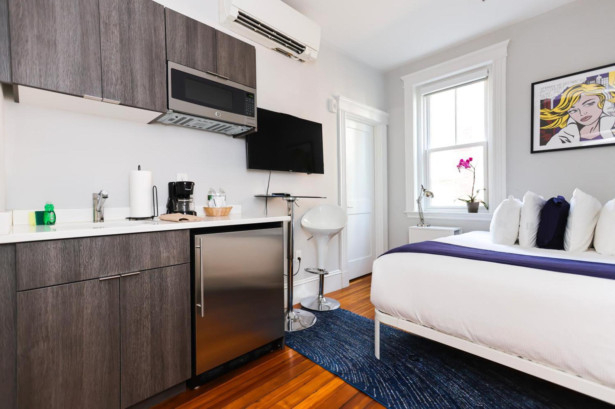 A Stylish Stay W/ A Queen Bed, Heated Floors.. #36 Brookline Luaran gambar