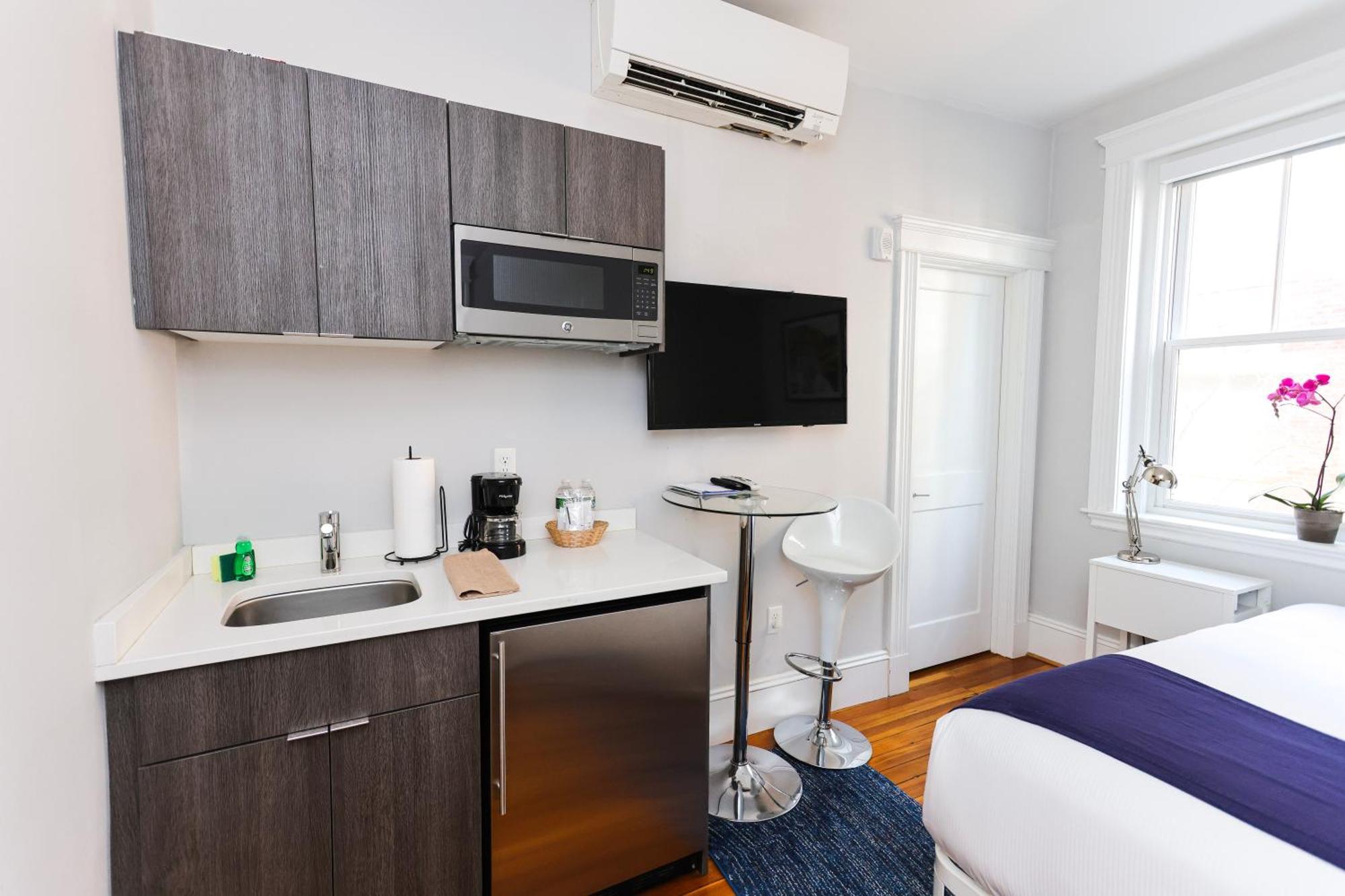 A Stylish Stay W/ A Queen Bed, Heated Floors.. #36 Brookline Luaran gambar