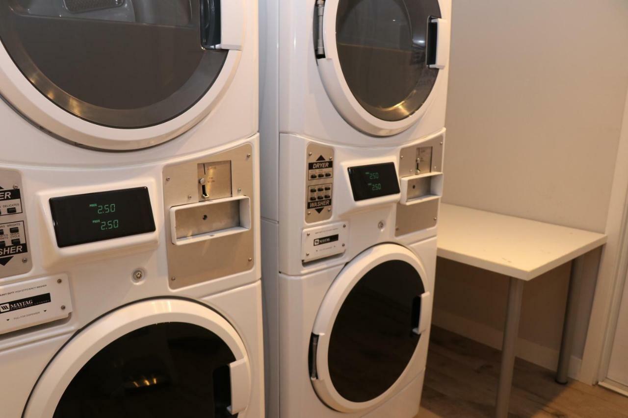 A Stylish Stay W/ A Queen Bed, Heated Floors.. #36 Brookline Luaran gambar